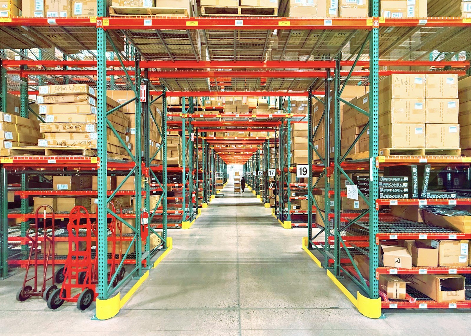 Allée d'un entrepôt avec ses rayonnages de stocks