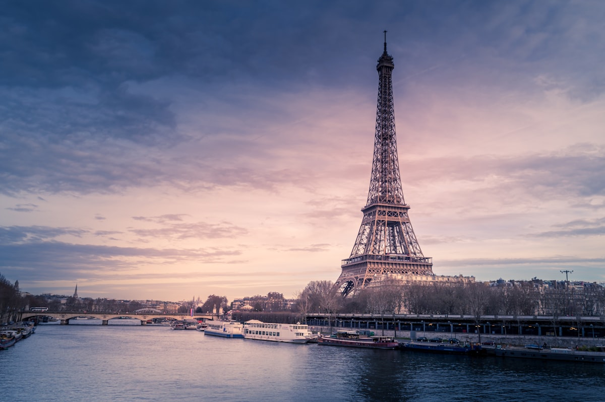 La Tour Eiffel et la Seine au coucher du soleil