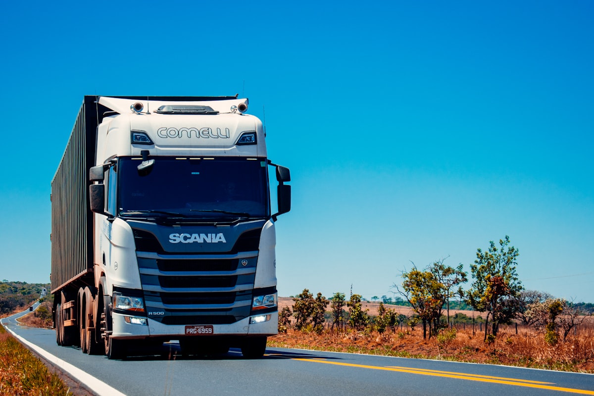 Camion de transport routier sur autoroute